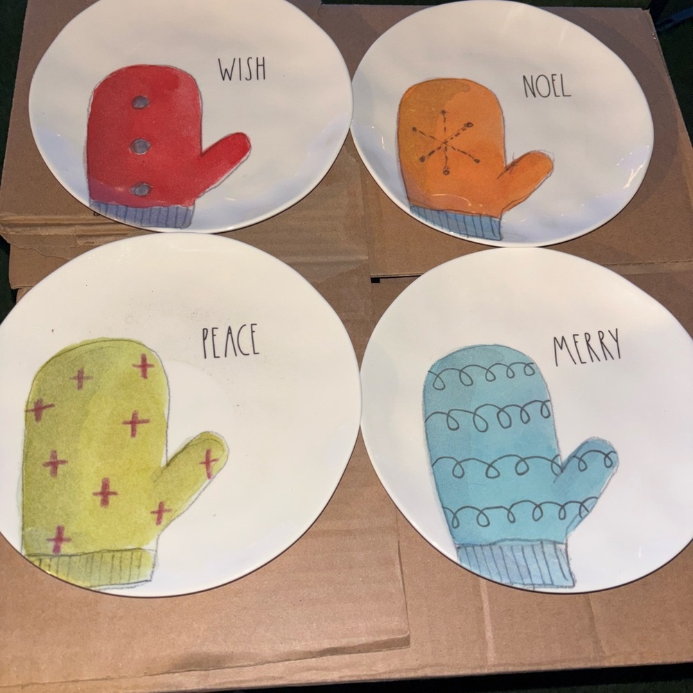 Rae Dunn Festive Holiday Mitten Plates Set